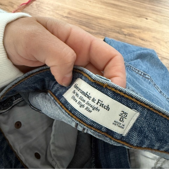 Abercrombie & Fitch Ultra High Rise 90s Slim Straight Jean - Picture 3 of 7